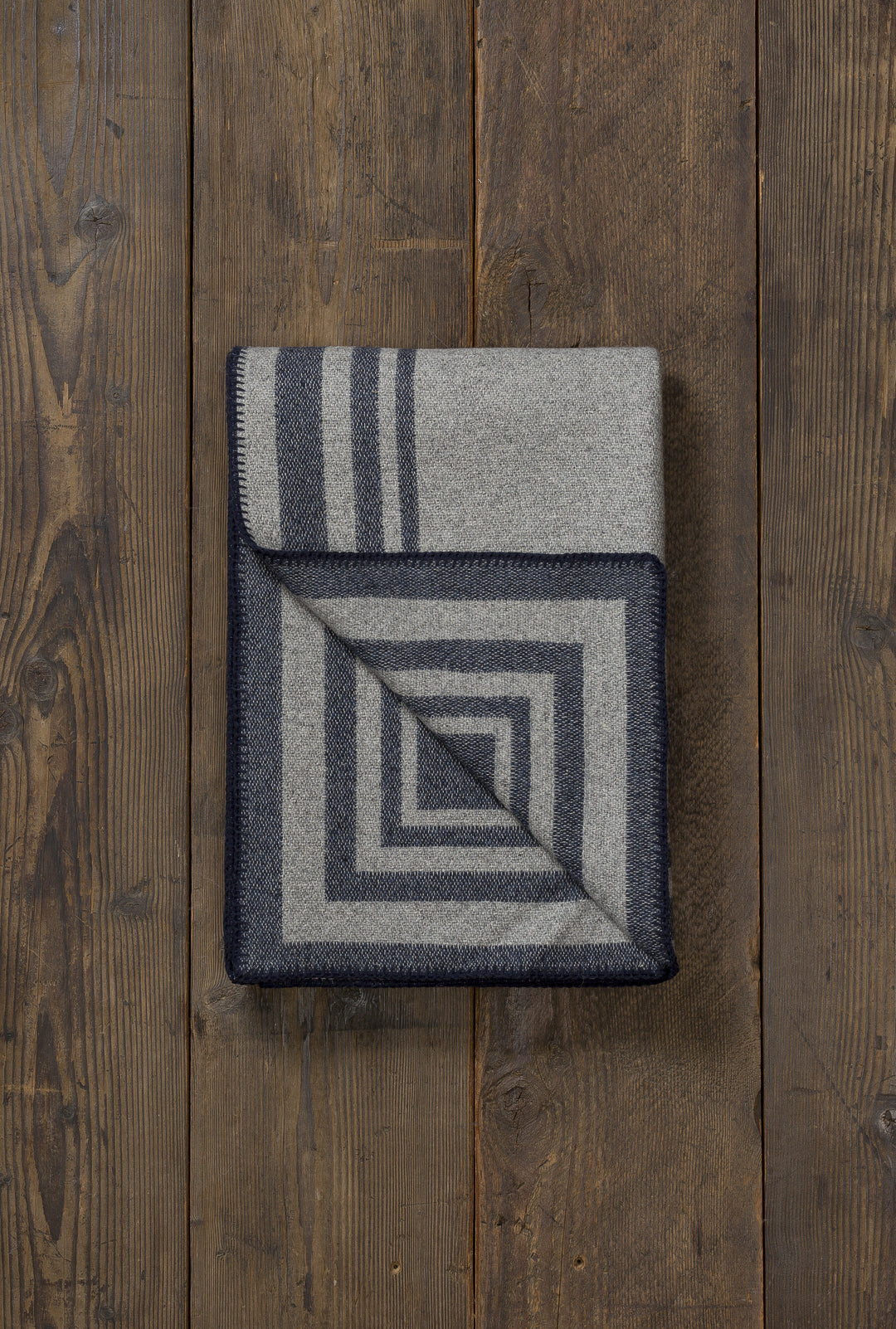 Light Grey/Navy Wood