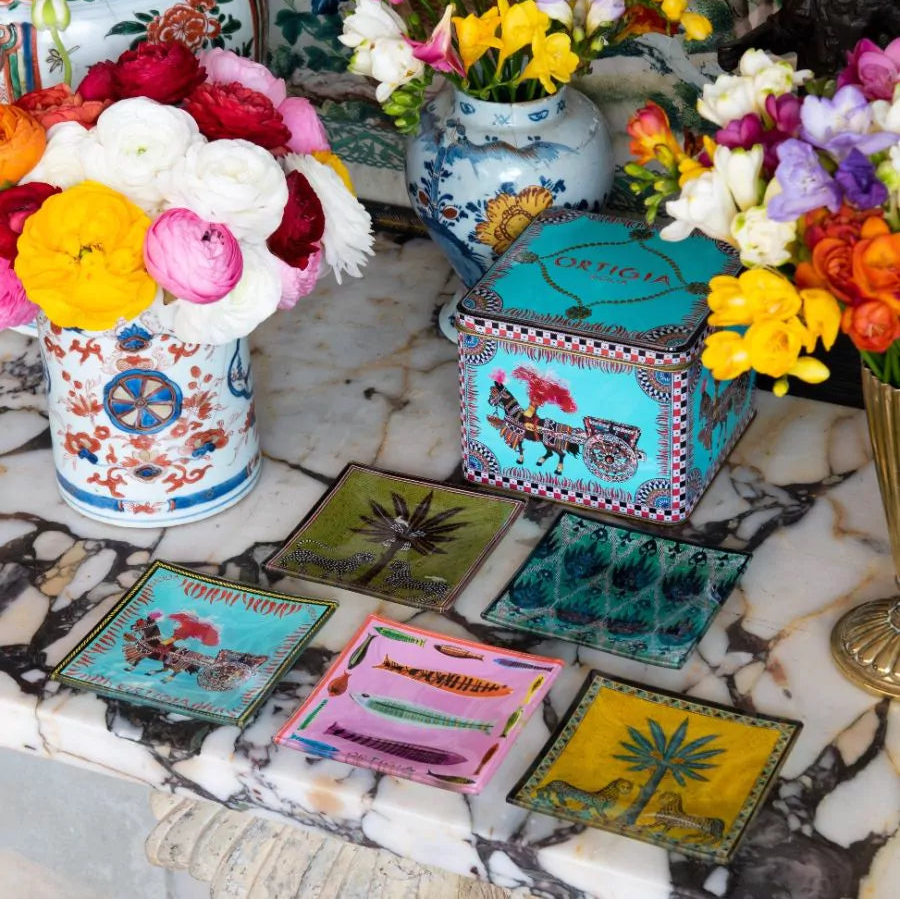 Tin with 5 Glass Square Plates