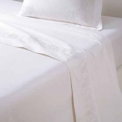 Flat Sheet shown with Roma fitted sheet in color blanc